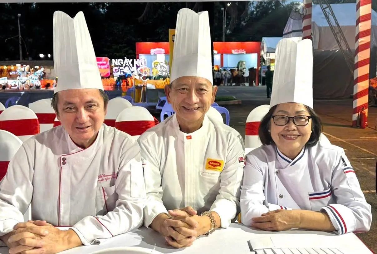 Ông Chiêm Thành Long, cùng đầu bếp làng du lịch Bình Quới làm các món mới và trong một sự kiện ẩm thực (Ảnh: Lê Minh, Báo Ảnh Việt Nam và trang Facebook nhân vật)