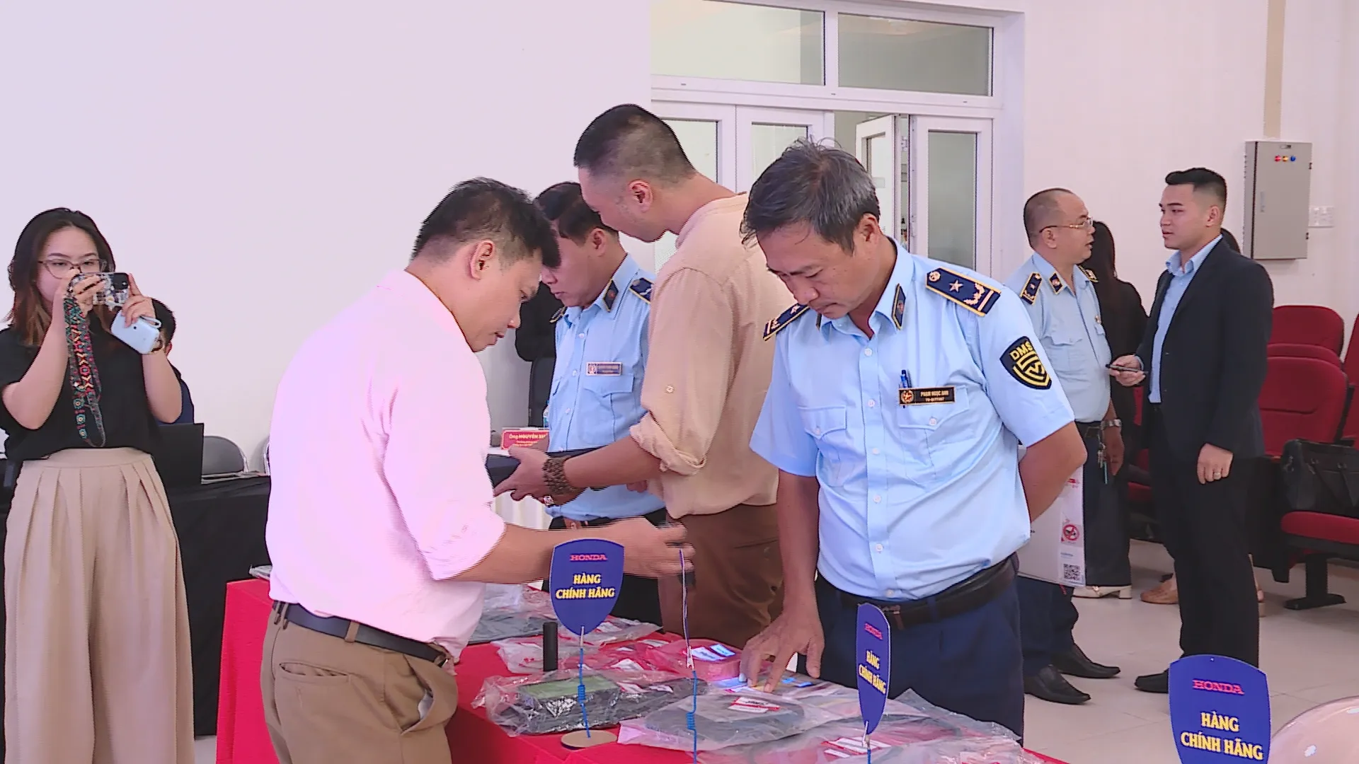 Sản phẩm thật và giả được trưng bày trực quan, hỗ trợ lực lượng thực thi đối chiếu và nhận diện hàng hóa vi phạm sở hữu trí tuệ