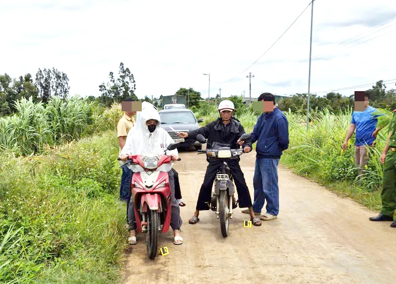 Công an dựng lại hiện trường vụ Lê Minh Khánh Vinh định cướp tài sản của 2 cô gái trên đường - Ảnh: Sỹ Đức - Thanh Niên
