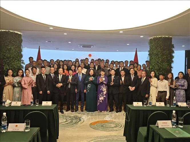 Cộng đồng và doanh nghiệp Việt Nam chụp ảnh lưu niệm với Phó Chủ tịch nước - Ảnh: TTTX