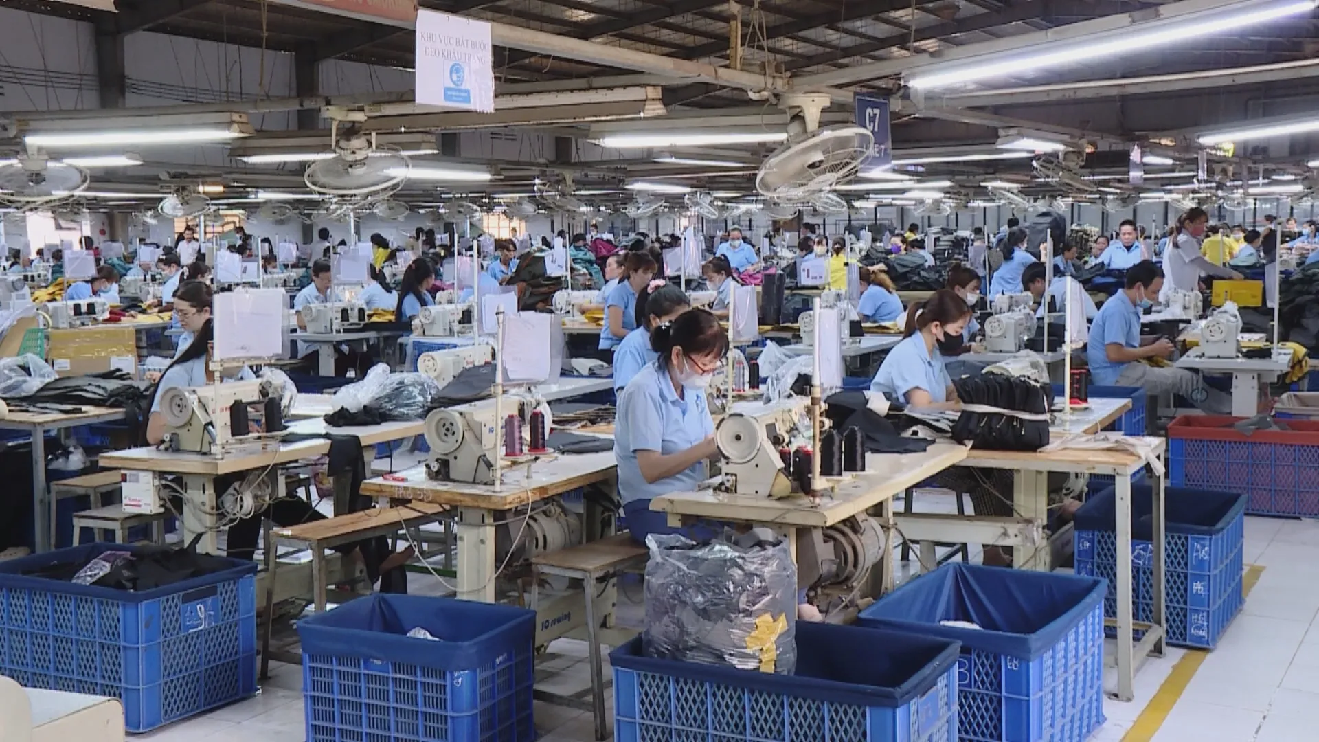 Doanh nghiệp tăng tốc sản xuất, chuẩn bị nguồn lực cho đơn hàng cuối năm  - Ảnh 1.
