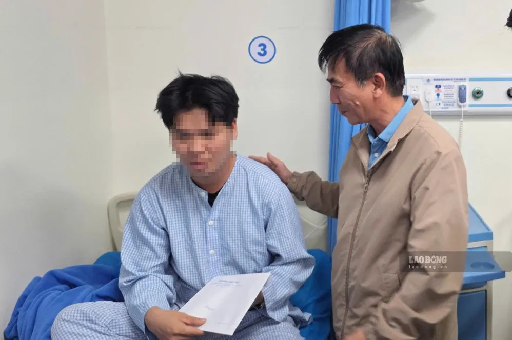 Chính quyền địa phương hỏi thăm, động viên hành khách bị nạn - Ảnh: Thanh Tuấn - Lao Động