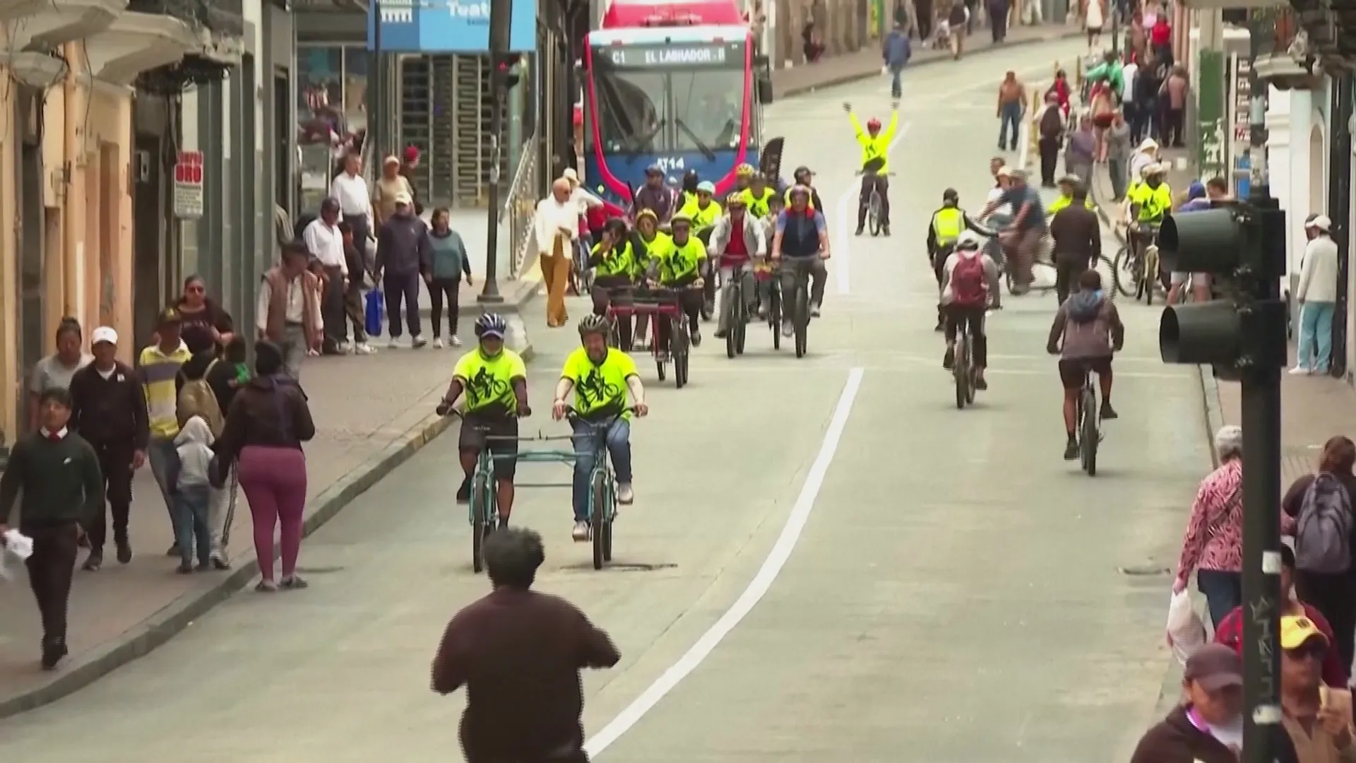 Ecuador: Câu lạc bộ xe đạp giúp đưa người khiếm thị dạo phố - Ảnh 1.
