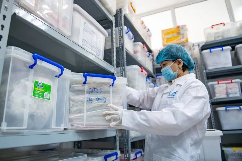 Bảo quản mẫu xương liệt sĩ tại Trung tâm Giám định ADN