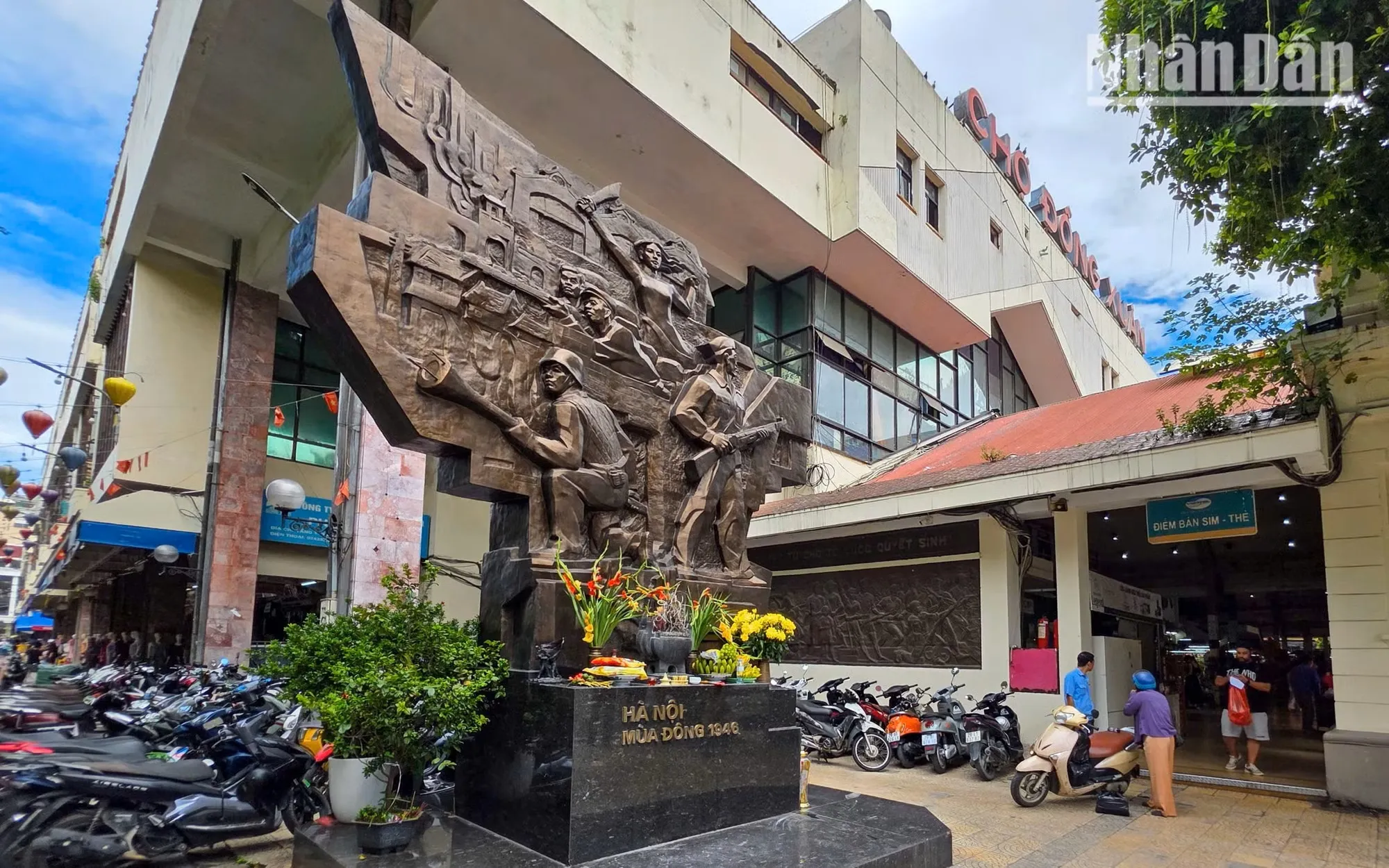Bức phù điêu bên chợ Đồng Xuân