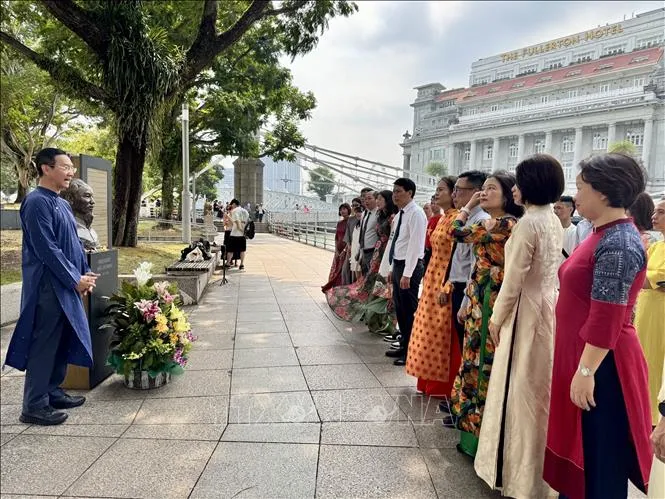 Đại sứ Trần Phước Anh phát biểu trước cán bộ, nhân viên Đại sứ quán và cộng đồng tại lễ dâng hoa tượng Bác. Ảnh: Đỗ Vân/PV TTXVN tại Singapore