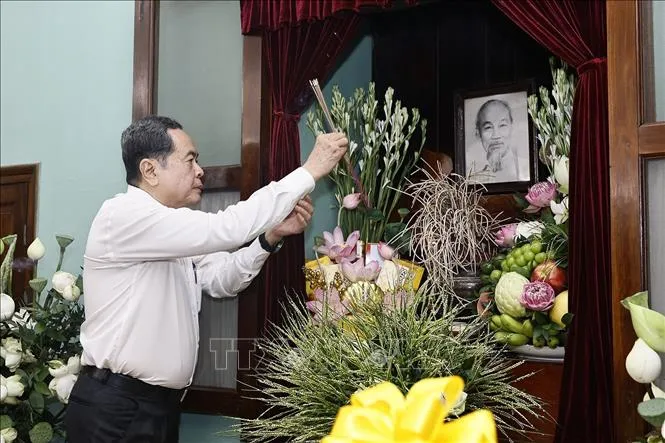 Chủ tịch Quốc hội Trần Thanh Mẫn dâng hương tưởng nhớ Chủ tịch Hồ Chí Minh. Ảnh: Doãn Tấn/TTXVN