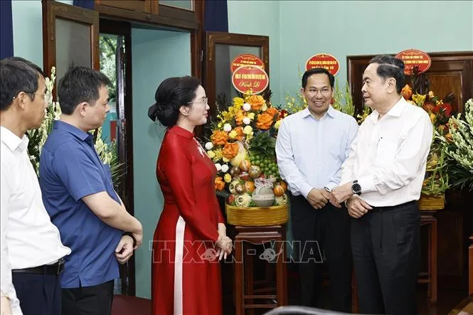 Chủ tịch Quốc hội Trần Thanh Mẫn trò chuyện với các cán bộ, nhân viên tại Nhà 67, Khu Di tích Chủ tịch Hồ Chí Minh trong Phủ Chủ tịch. Ảnh: Doãn Tấn/TTXVN