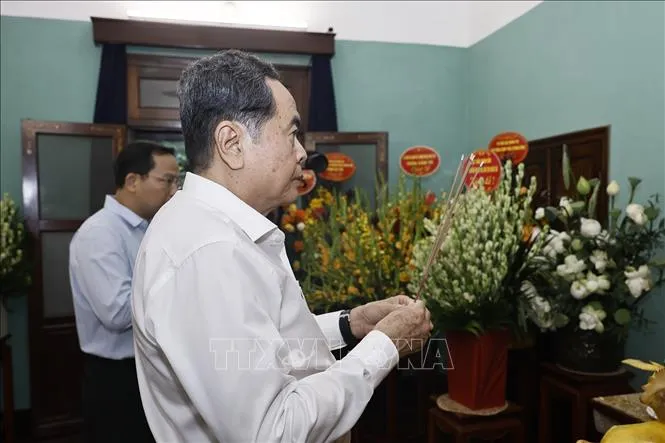 Chủ tịch Quốc hội Trần Thanh Mẫn dâng hương tưởng nhớ Chủ tịch Hồ Chí Minh. Ảnh: Doãn Tấn/TTXVN