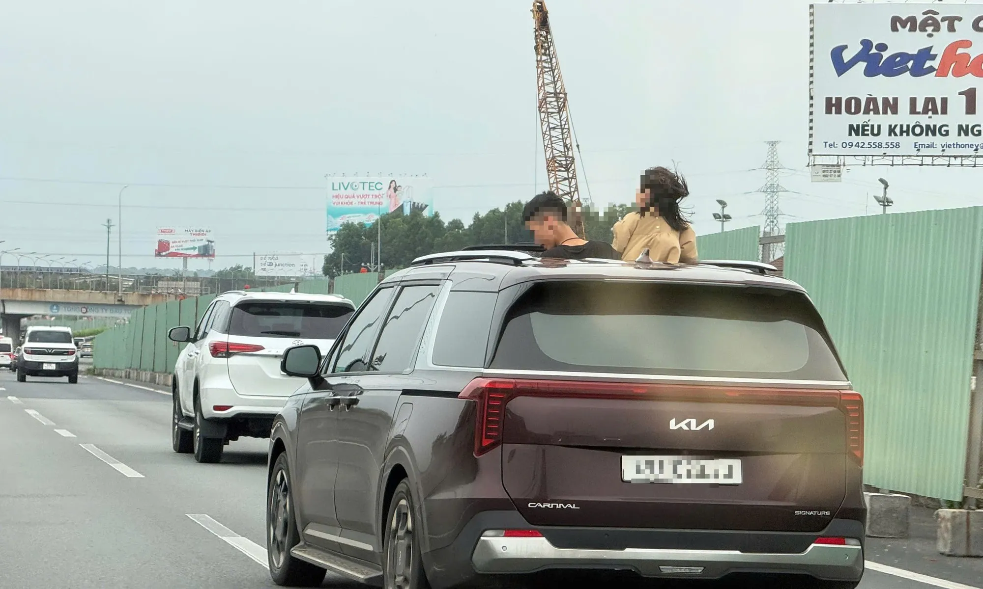 Để trẻ thò đầu qua cửa sổ trời, tài xế bị phạt