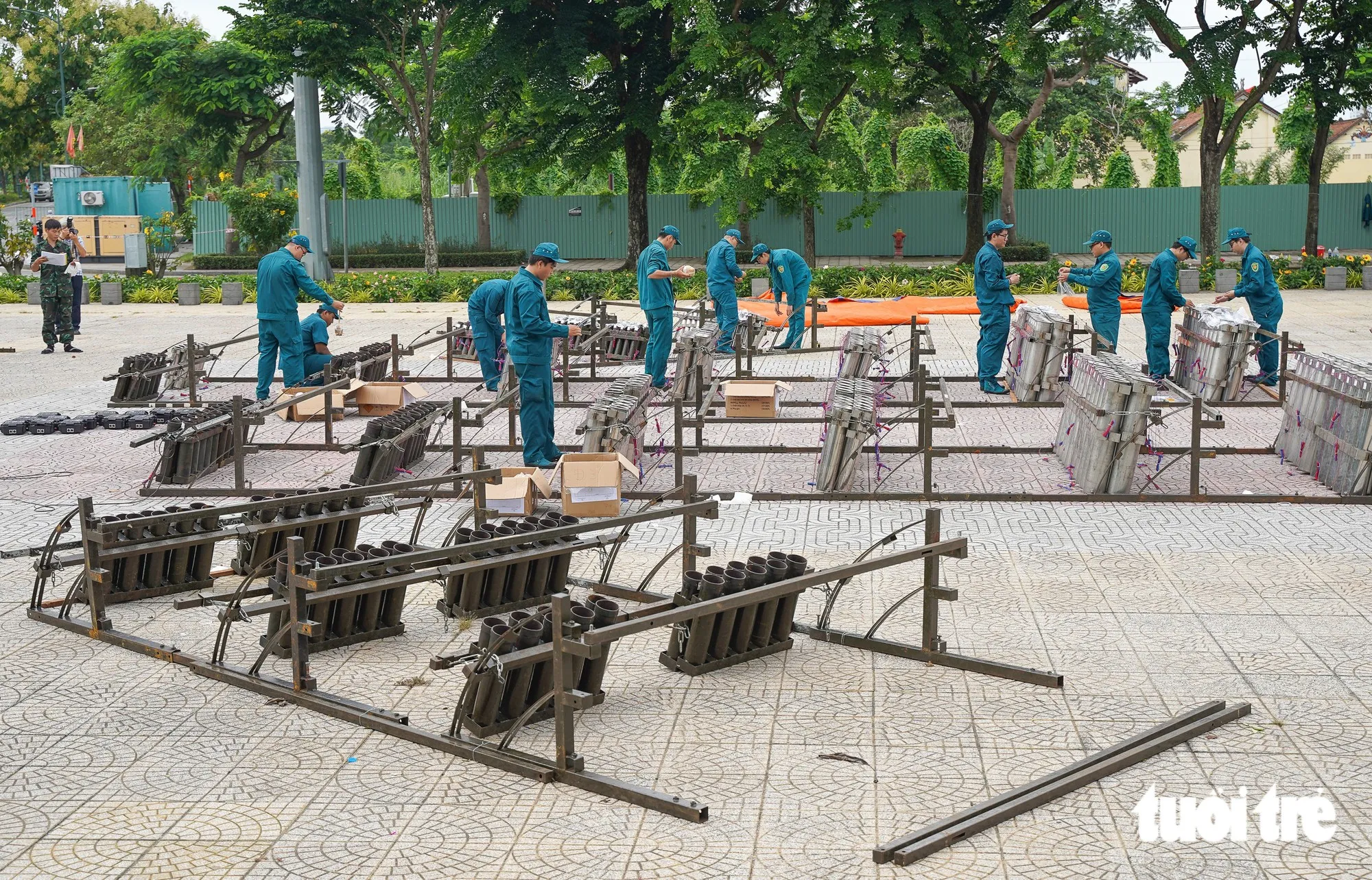 Nằm bên bờ sông, khu vực hầm vượt sông Sài Gòn tiếp tục là trận địa pháo hoa tầm cao có quy mô lớn nhất của TPHCM trong dịp lễ 2-9 năm nay - Ảnh Thuận Văn TTO