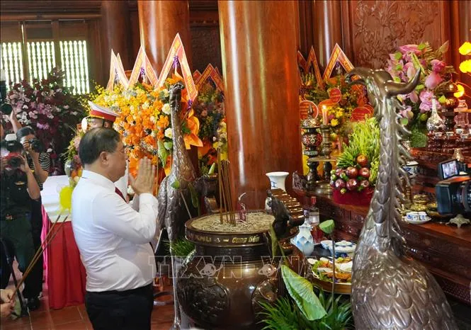 Phó Thủ tướng Thường trực Phạm Gia Túc dâng hương tưởng niệm Chủ tịch Hồ Chí Minh.