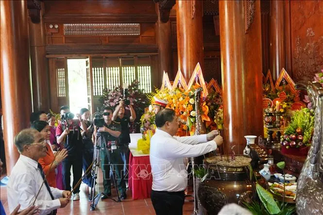 Phó Thủ tướng Thường trực Phạm Gia Túc dâng hương tưởng niệm Chủ tịch Hồ Chí Minh.
