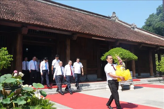 Phó Thủ tướng Thường trực Phạm Gia Túc đến dâng hương tưởng niệm Chủ tịch Hồ Chí Minh.