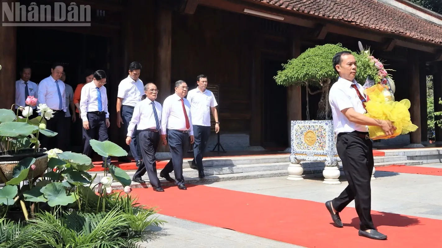 người dân về thăm quê Bác-h1