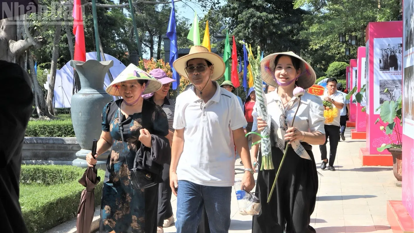 người dân về thăm quê Bác-h2