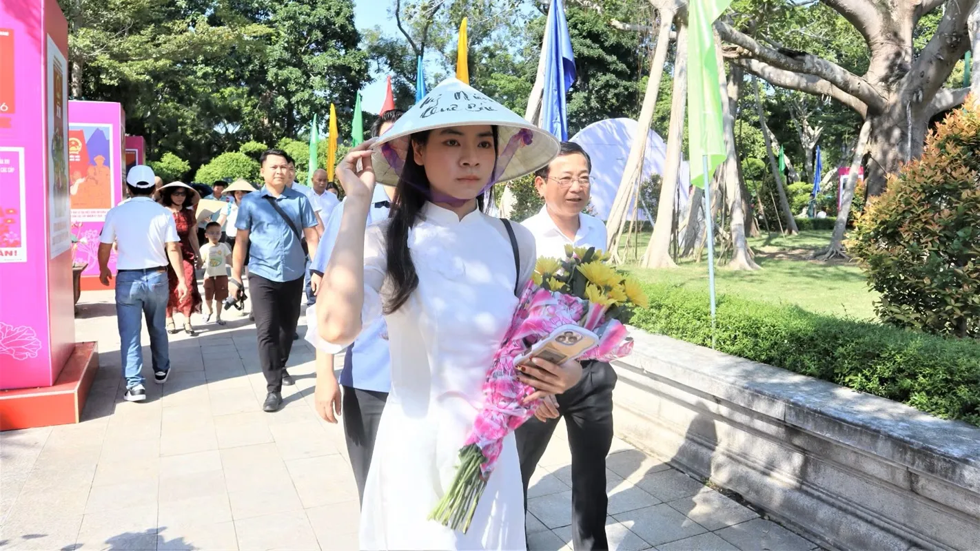 người dân về thăm quê Bác-h5