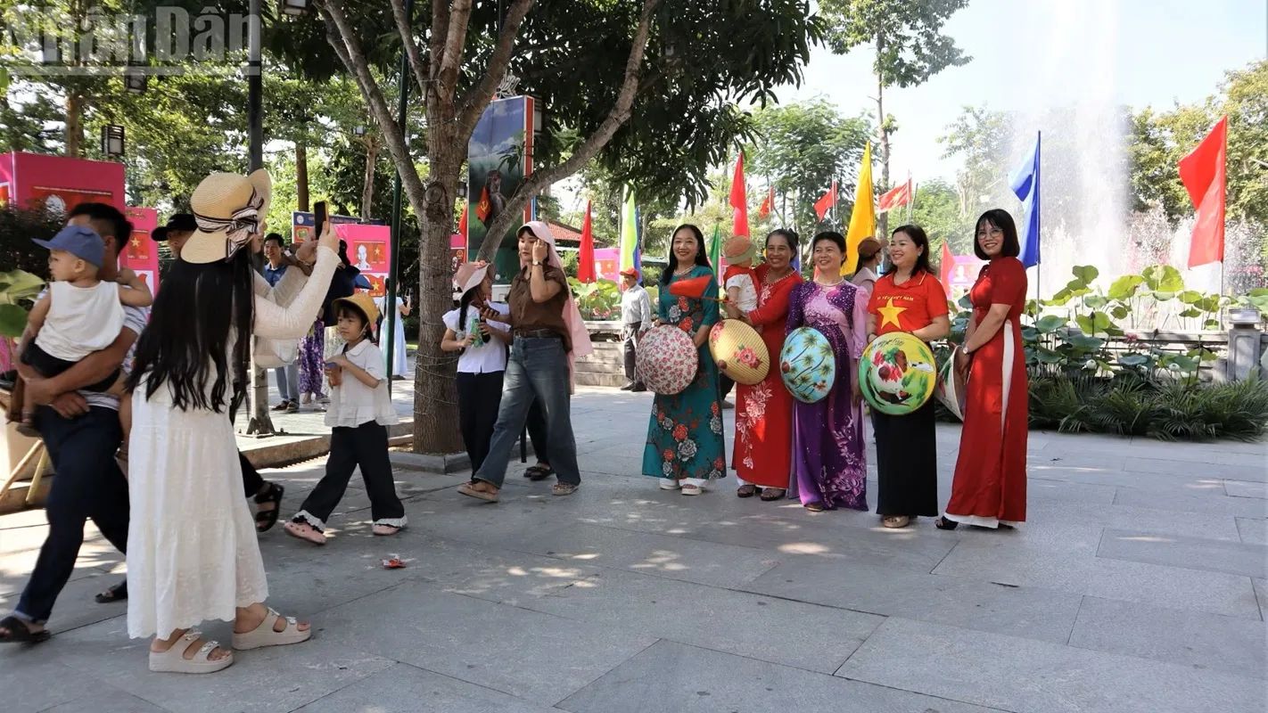 người dân về thăm quê Bác-h6