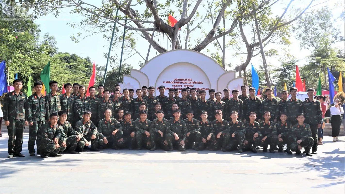 người dân về thăm quê Bác-h9