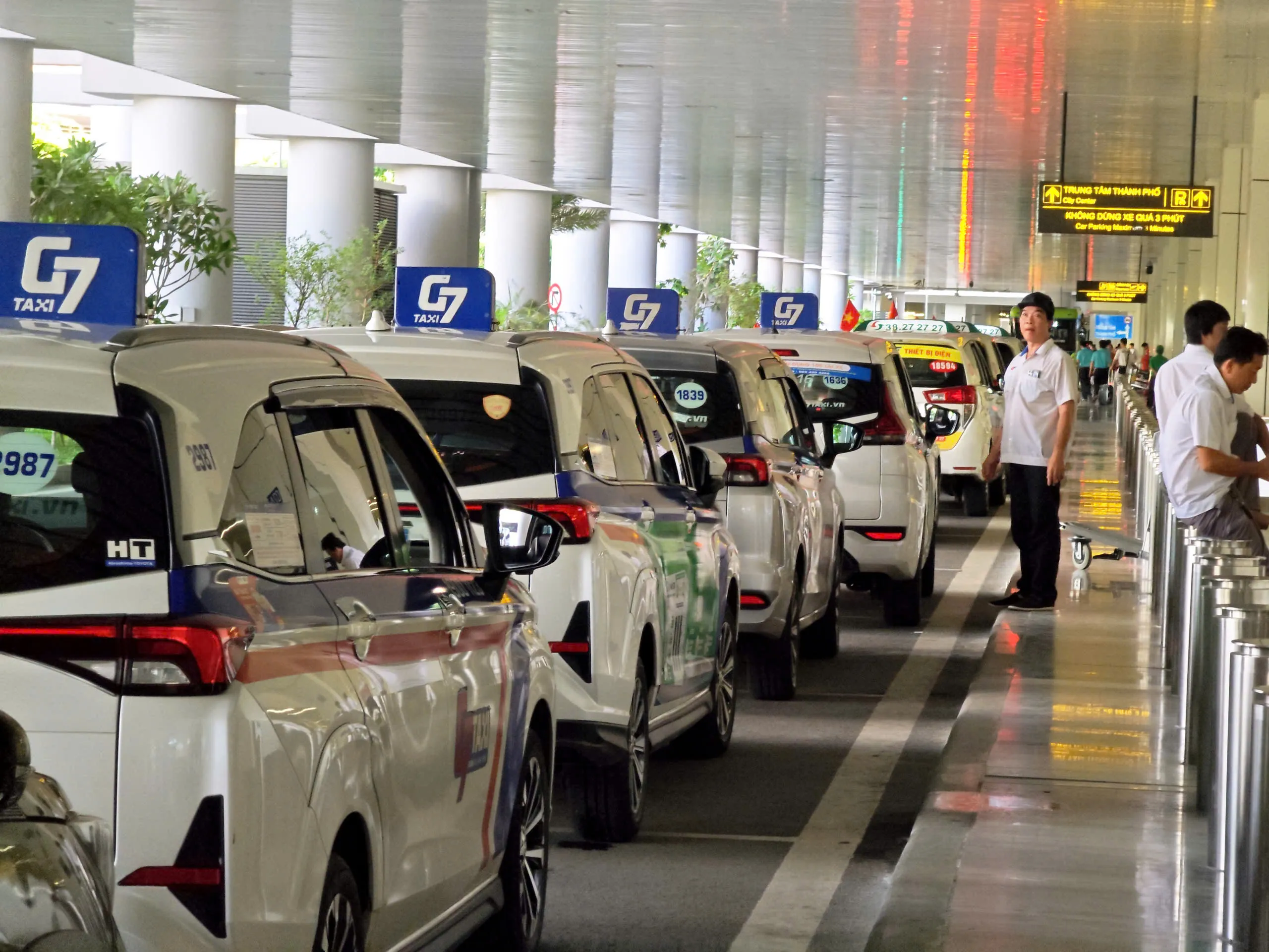 Taxi ở nhà ga T3 Tân Sơn Nhất xếp hàng chờ khách, không lo thiếu phương tiện vận chuyển - Ảnh CÔNG TRUNG TTO