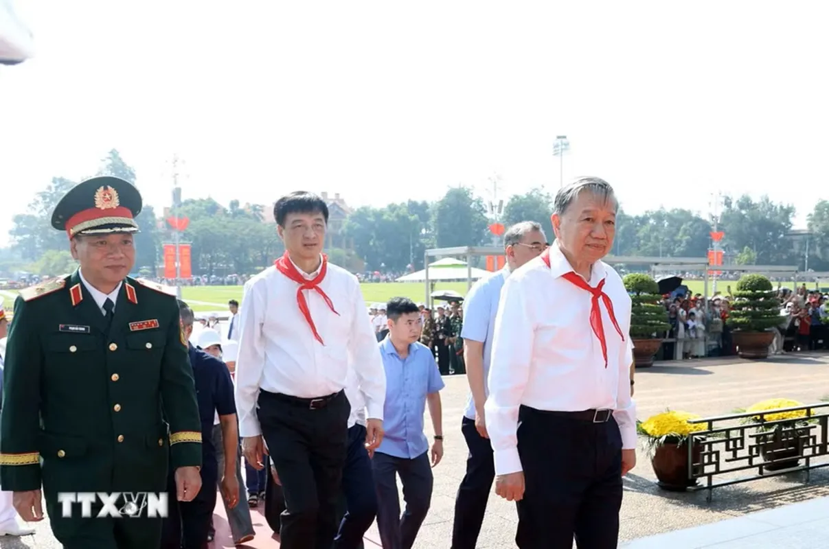 tong-bi-thu-chu-tich-nuoc-to-lam-dang-huong-tuong-nho-chu-tich-ho-chi-minh2