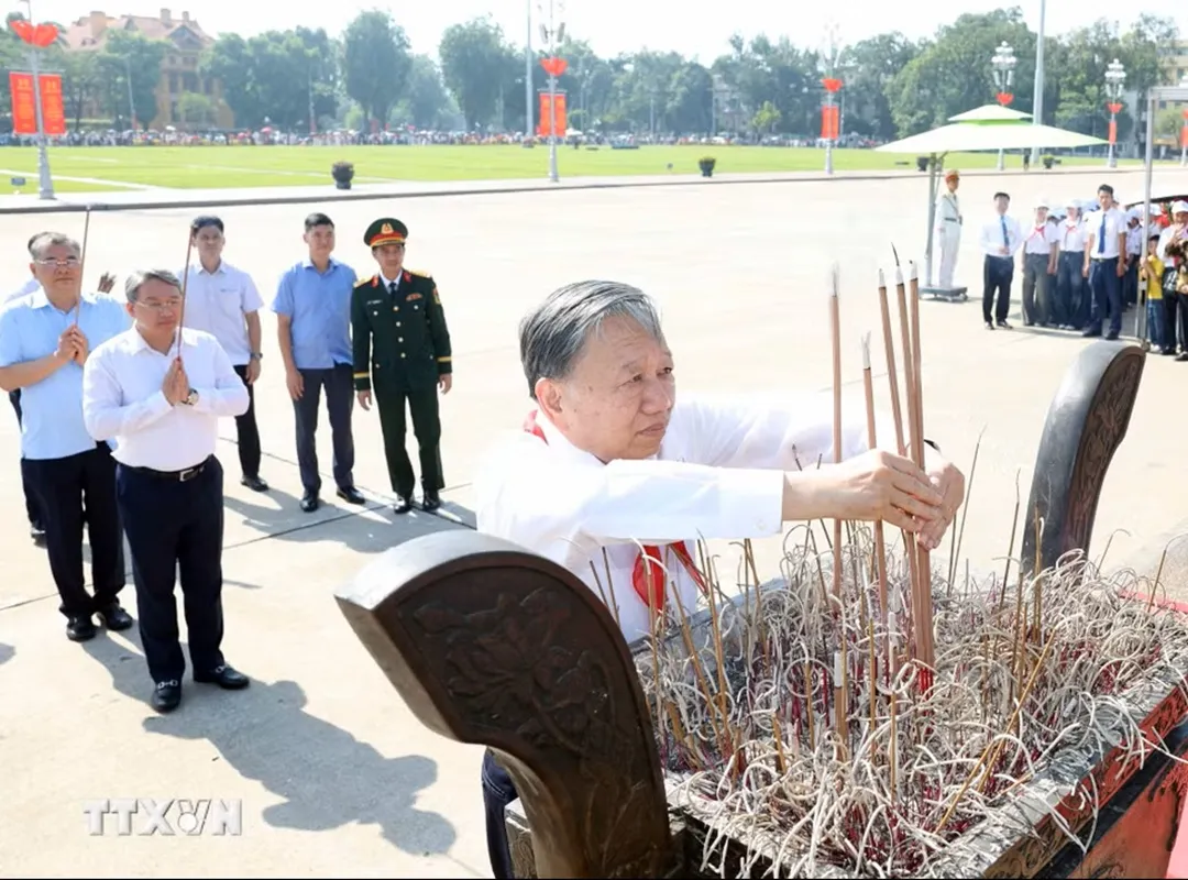 tong-bi-thu-chu-tich-nuoc-to-lam-dang-huong-tuong-nho-chu-tich-ho-chi-minh3
