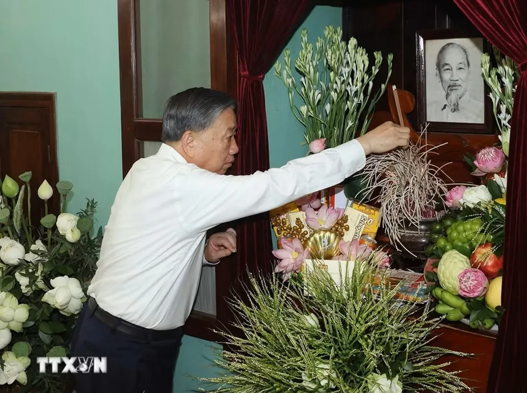 tong-bi-thu-chu-tich-nuoc-to-lam-dang-huong-tuong-nho-chu-tich-ho-chi-minh4