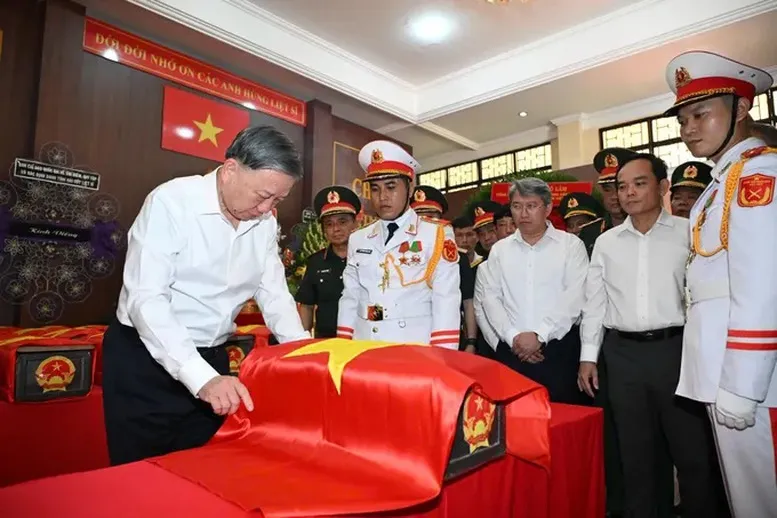 Tổng Bí thư, Chủ tịch nước Tô Lâm tại khu vực quàn hài cốt liệt sĩ được tìm thấy ở Công viên Lê Thị Riêng, ngày 1707 - Ảnh TTXVN