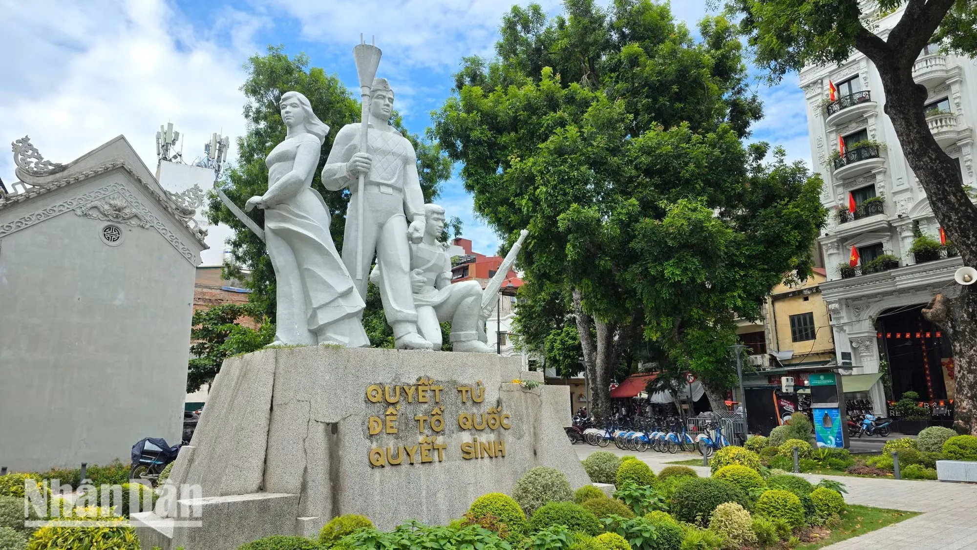 Tượng đài cạnh đền Bà Kiệu
