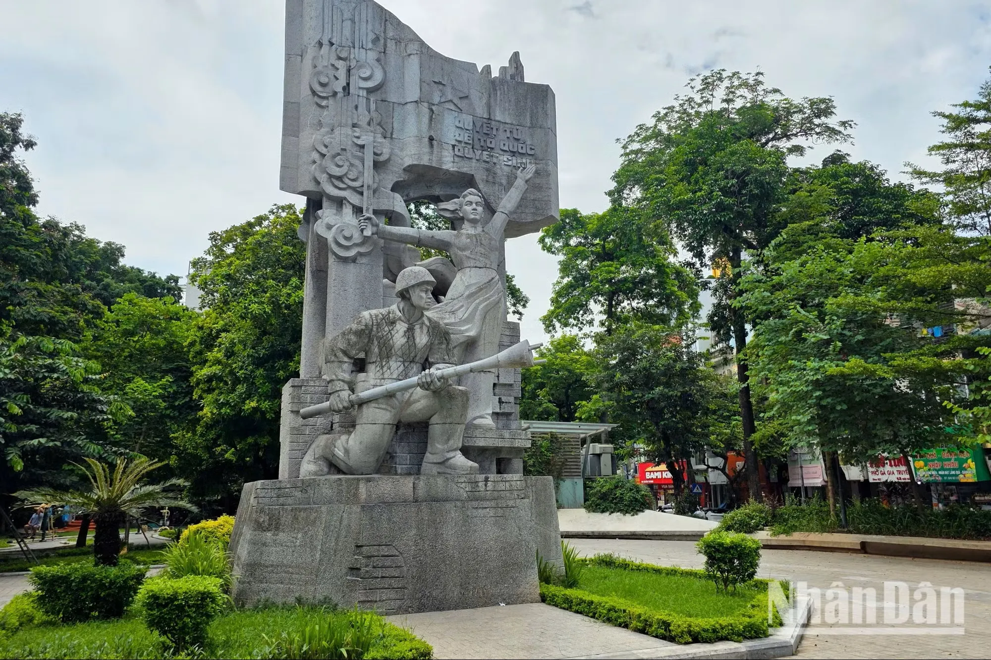 Tượng đài tại vườn hoa Vạn Xuân