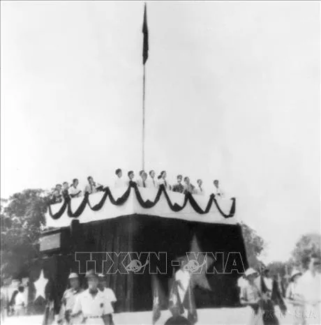 Sáng 2/9/1945, tại Quảng trường Ba Đình lịch sử, Chủ tịch Hồ Chí Minh đọc Tuyên ngôn Độc lập, khai sinh nước Việt Nam Dân chủ Cộng hòa, khẳng định trước quốc dân đồng bào và toàn thế giới: “Nước Việt Nam có quyền hưởng tự do và độc lập, và sự thực đã thành một nước tự do và độc lập. Toàn thể dân Việt Nam quyết đem tất cả tinh thần và lực lượng, tính mệnh và của cải để giữ vững quyền tự do và độc lập ấy”. Ảnh: TTXVN