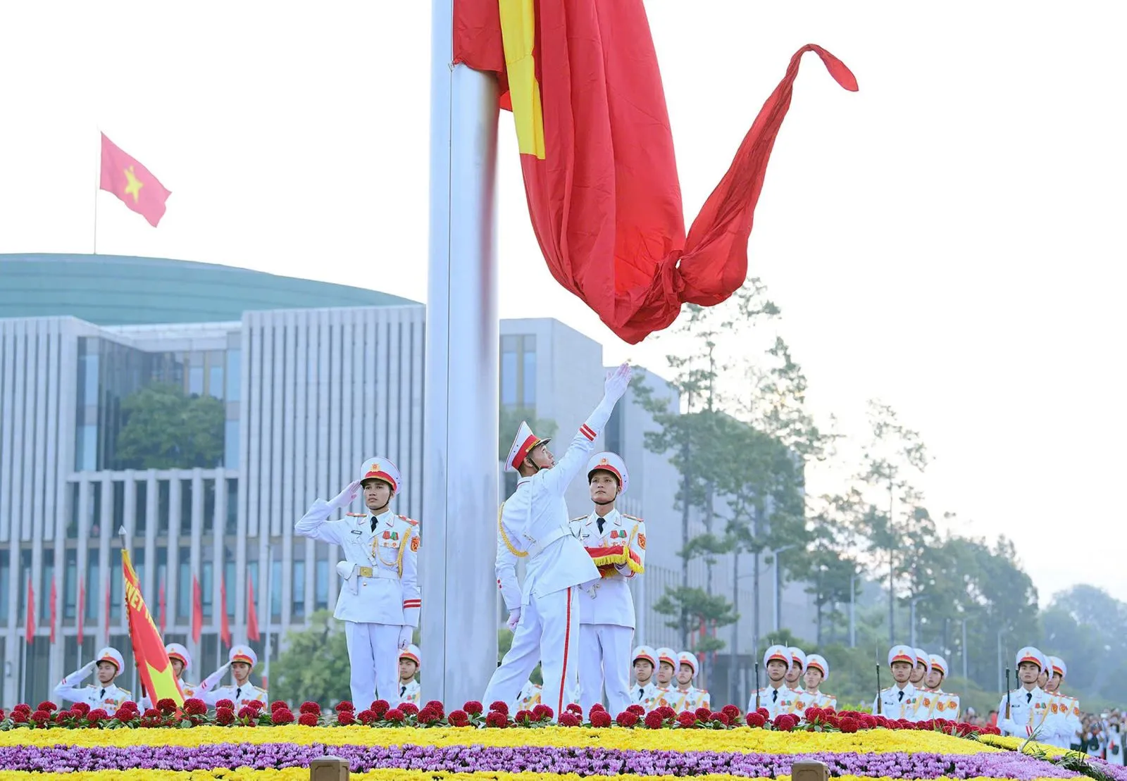 Không khí thiêng liêng của Lễ Thượng cờ ngày Quốc khánh 2/9.
