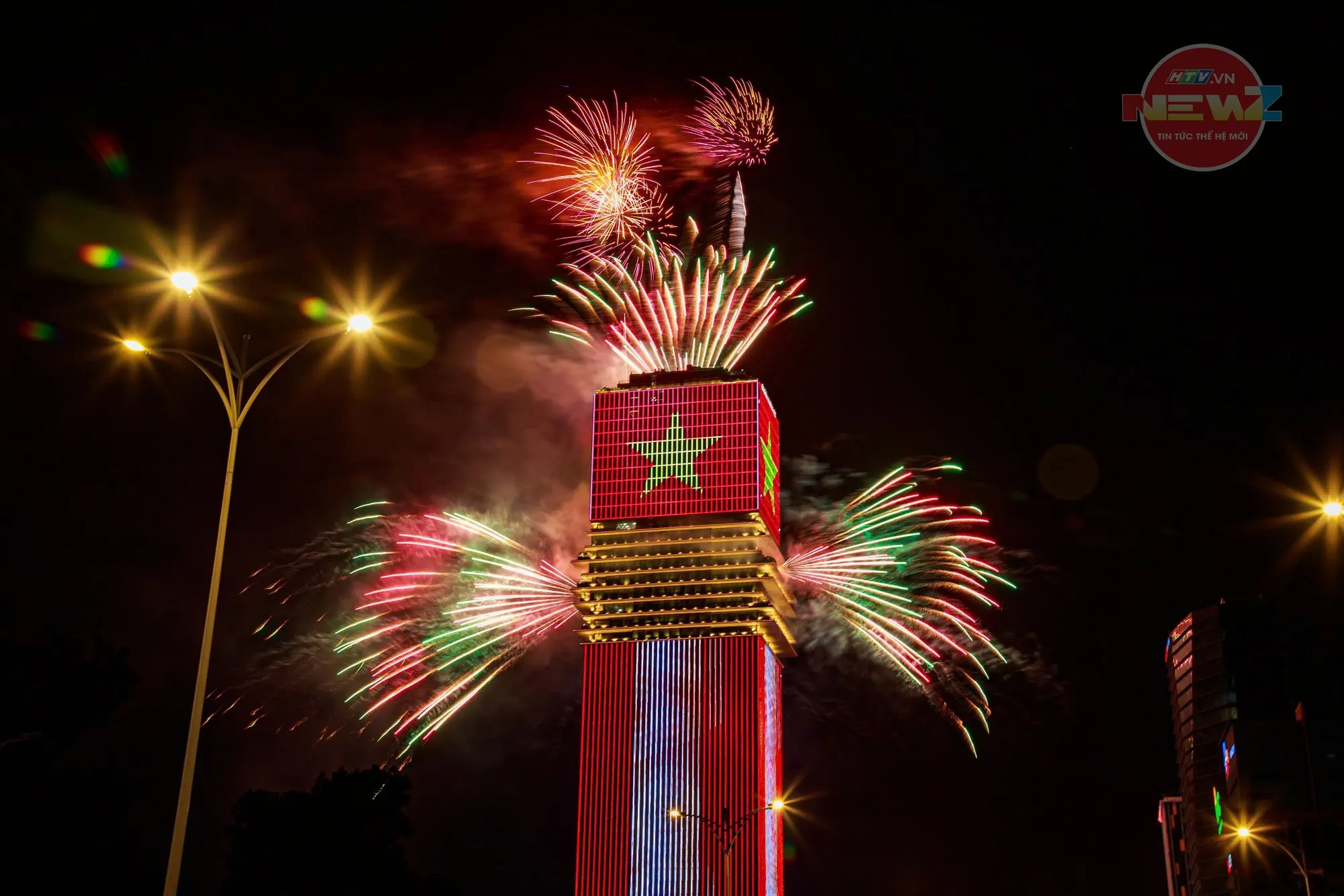NewZground: TP. Hồ Chí Minh rực rỡ trong đêm Quốc khánh 2/9 - Ảnh 9. NewZground: TP. Hồ Chí Minh rực rỡ trong đêm Quốc khánh 2/9 - Ảnh 9.