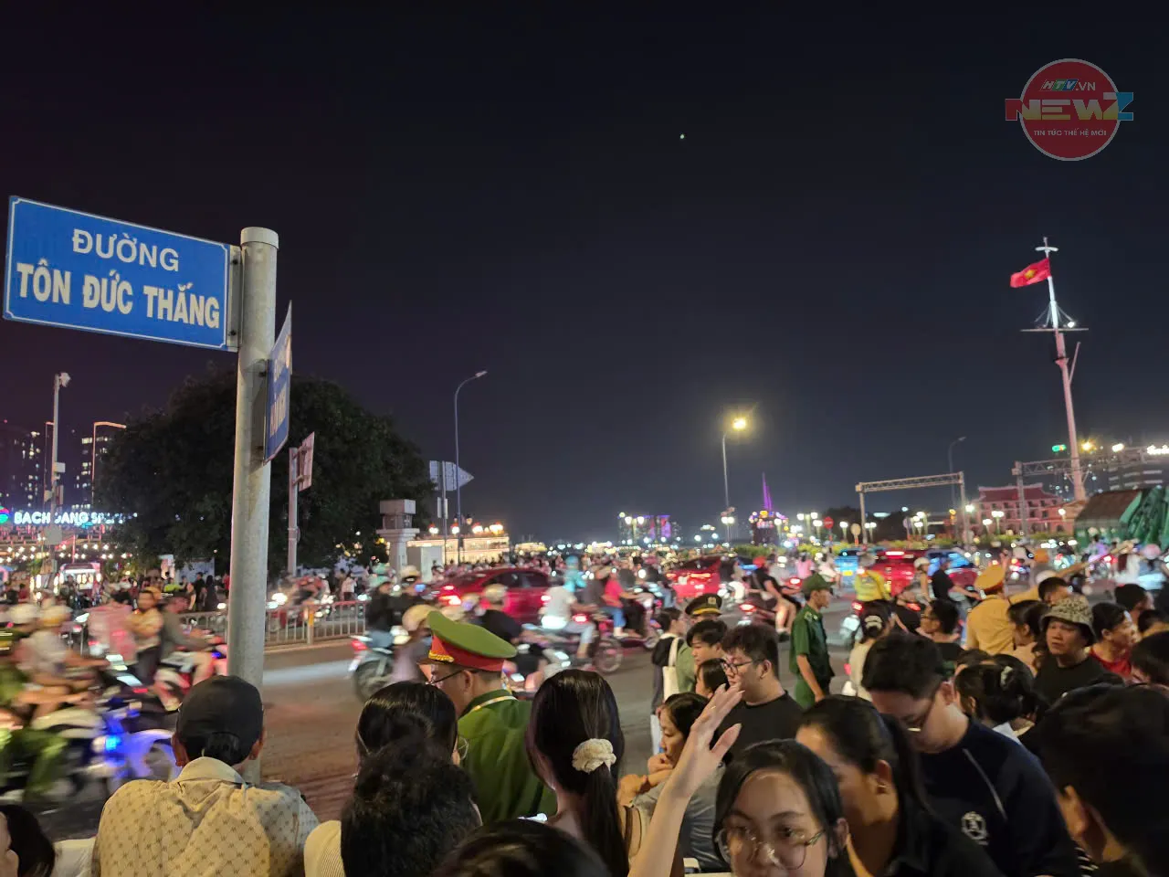 NewZground: TP. Hồ Chí Minh rực rỡ trong đêm Quốc khánh 2/9 - Ảnh 4. NewZground: TP. Hồ Chí Minh rực rỡ trong đêm Quốc khánh 2/9 - Ảnh 4.