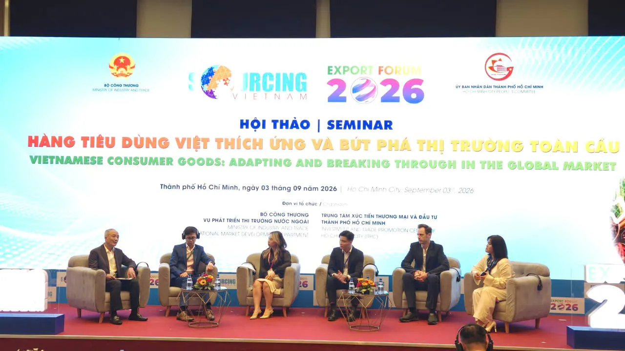 Các chuyen gia, doanh nghiệp trao đổi và chia sẻ về hàng tiêu dùng toàn cầu - từ biến động đến cơ hội phát triển - Ảnh Bá Nam