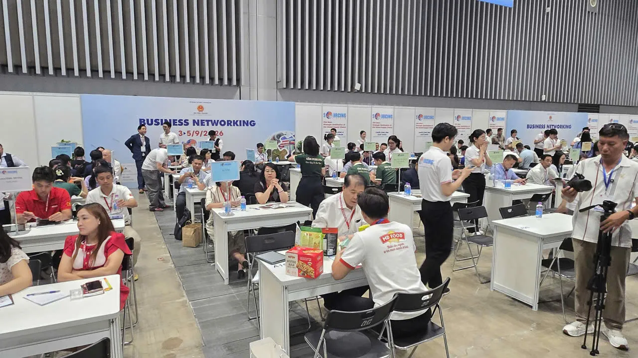 Không khí sôi nổi tại khu vực Business Networking tại Triển lãm Kết nối Chuỗi cung ứng hàng hóa quốc tế - Ảnh Bá Nam