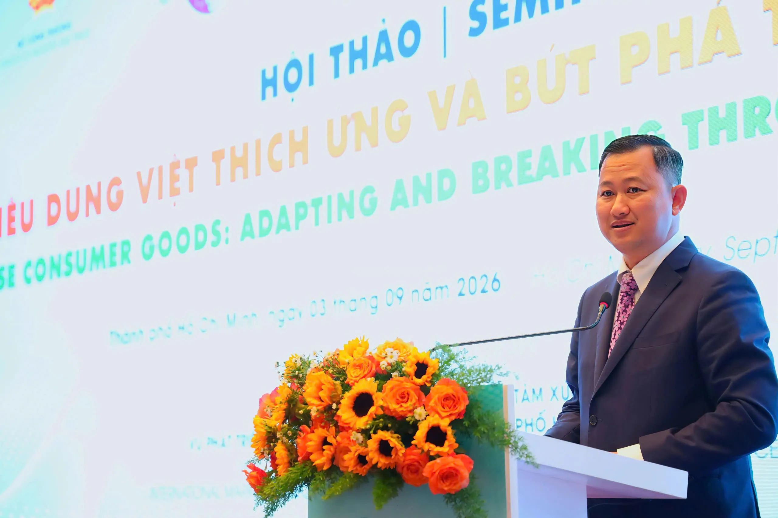 Ông Trần Phú Lữ, Phó Giám đốc Trung tâm Xúc tiến Thương mại và Đầu tư TPHCM chia sẻ tình hình xuất khẩu của Thành phố - Ảnh Bá Nam