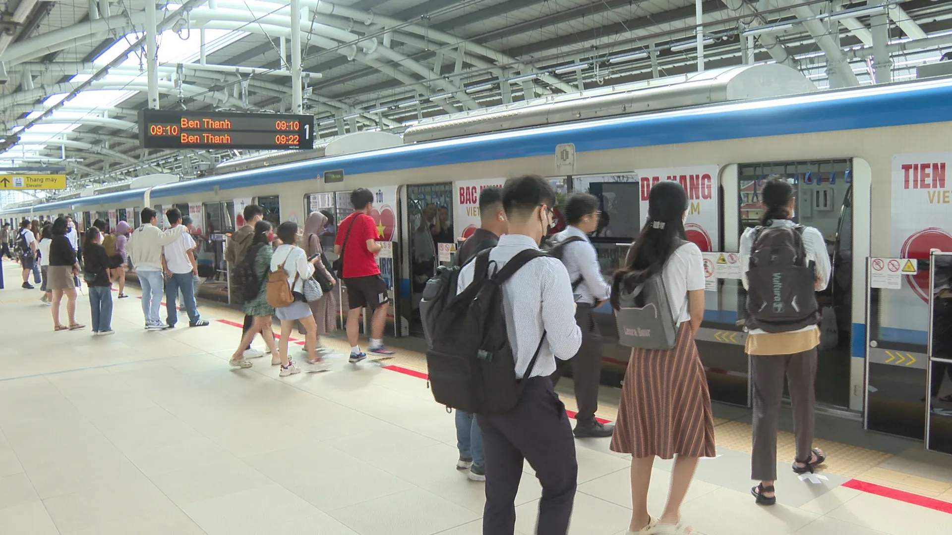 Người dân trở lại TP. Hồ Chí Minh sớm, tránh ùn tắc cuối kỳ nghỉ lễ  - Ảnh 5.