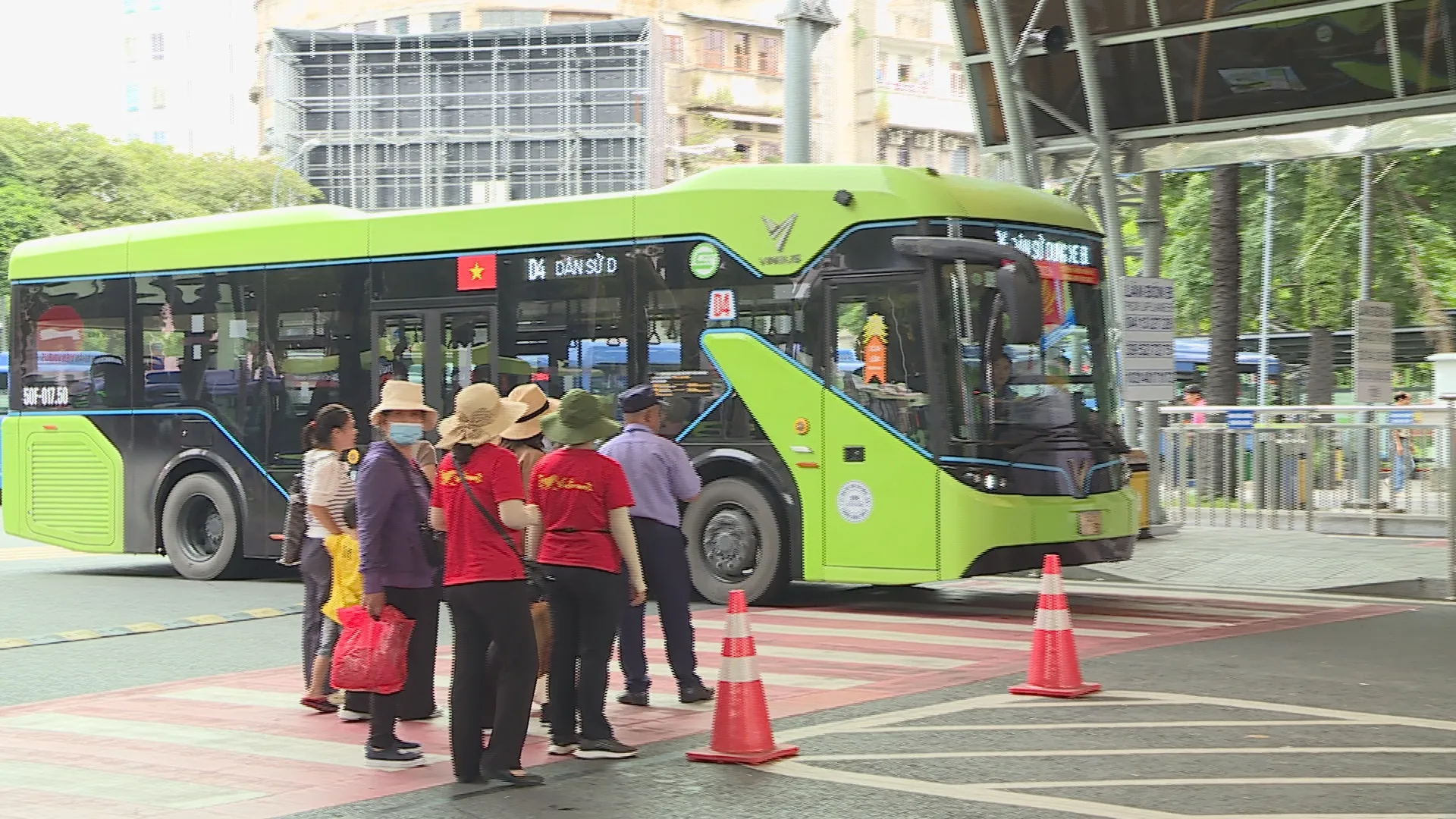 Người dân trở lại TP. Hồ Chí Minh sớm, tránh ùn tắc cuối kỳ nghỉ lễ  - Ảnh 4.