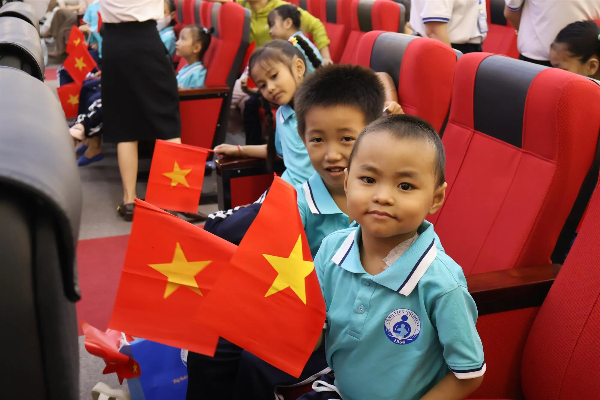 Các em tham dự lễ khai giảng Lớp học vui vẻ - Ảnh: Kim Anh