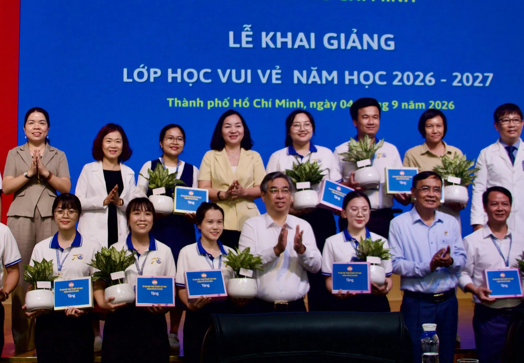 Chương trình trao 10 phần quà cho giáo viên và 100 phần quà cho các em học sinh tại bệnh viện Nhi Đồng 1 - Ảnh: MTTQ TP