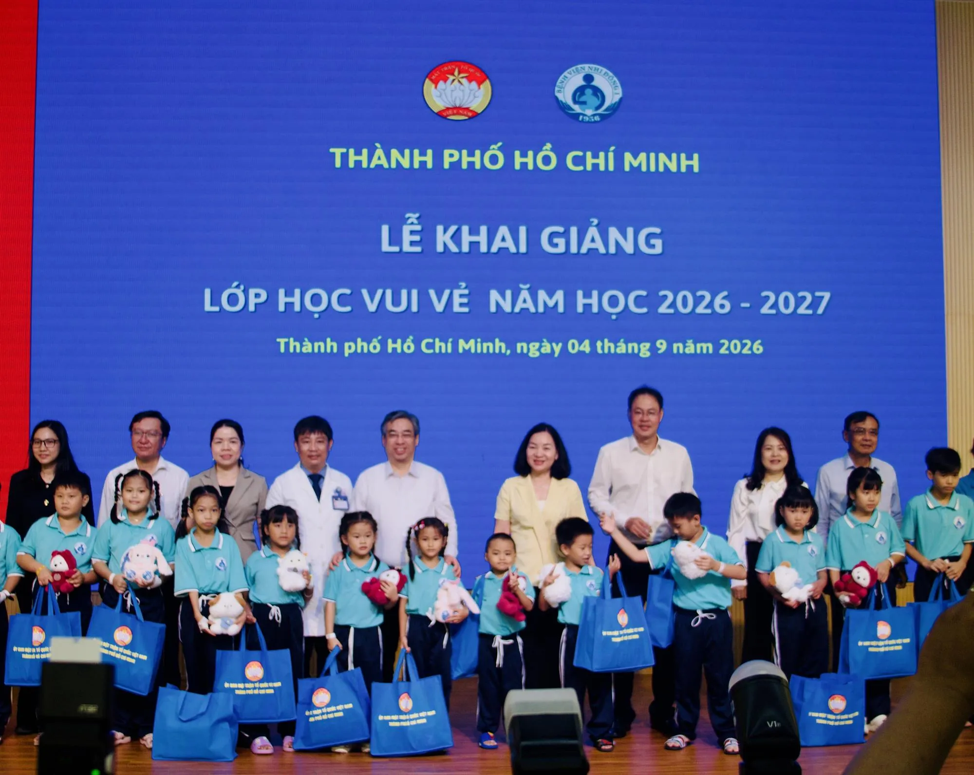 Chương trình trao 10 phần quà cho giáo viên và 100 phần quà cho các em học sinh tại bệnh viện Nhi Đồng 1 - Ảnh: MTTQ TP