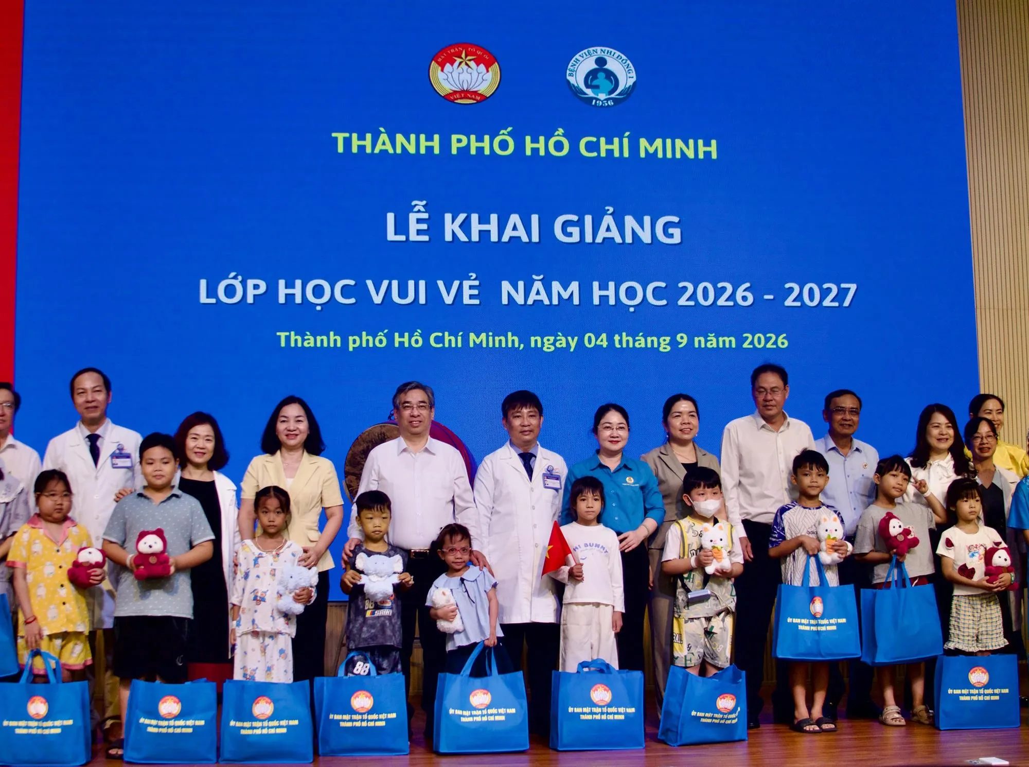 Chương trình trao 10 phần quà cho giáo viên và 100 phần quà cho các em học sinh tại bệnh viện Nhi Đồng 1 - Ảnh: MTTQ TP
