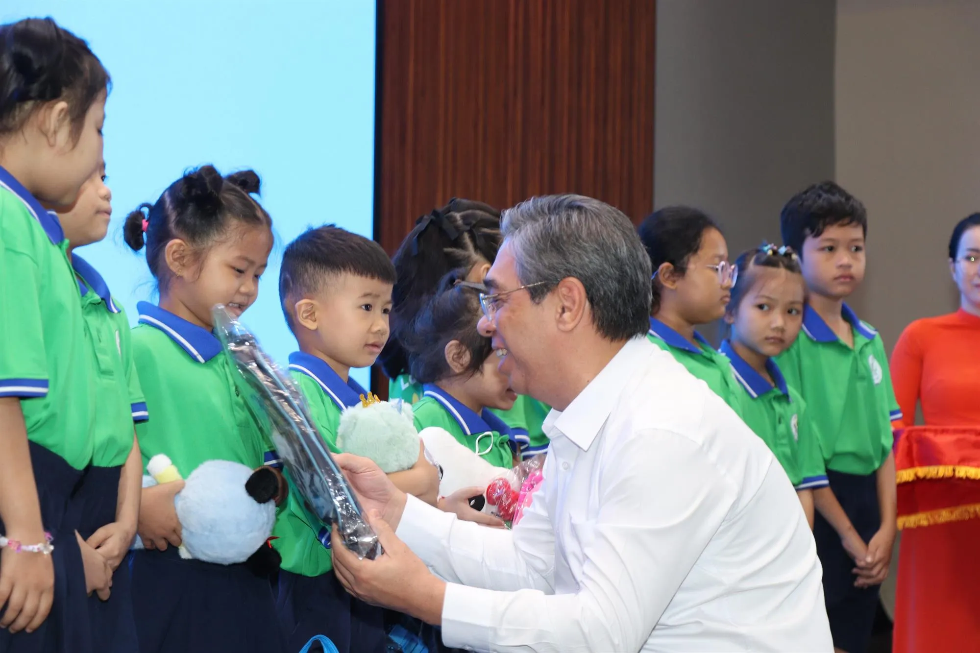 Ông Nguyễn Phước Lộc, Ủy viên Trung ương Đảng, Phó Bí thư Thành ủy, Chủ tịch Ủy ban MTTQ Việt Nam TPHCM thăm và tặng quà đến các em thiếu nhi tại Bệnh viện Ung Bướu Thành phố - Ảnh: MTTQ TP