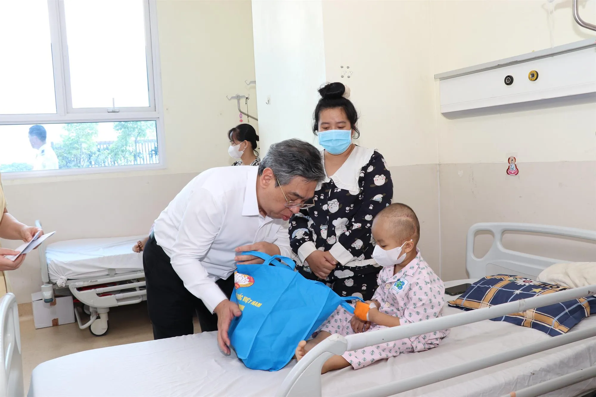Ông Nguyễn Phước Lộc, Ủy viên Trung ương Đảng, Phó Bí thư Thành ủy, Chủ tịch Ủy ban MTTQ Việt Nam TPHCM thăm và tặng quà đến các em thiếu nhi tại Bệnh viện Ung Bướu Thành phố - Ảnh: MTTQ TP