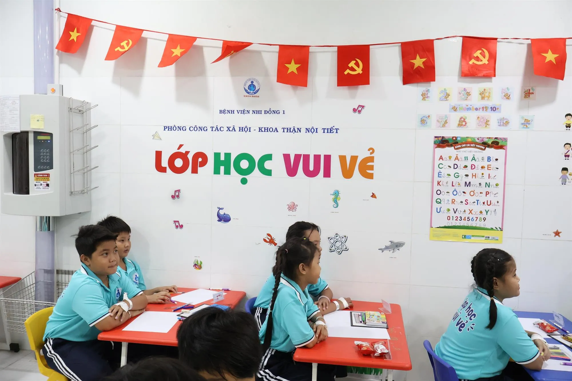 Giờ lên lớp của các em tại Lớp học vui vẻ - Ảnh: Kim Anh