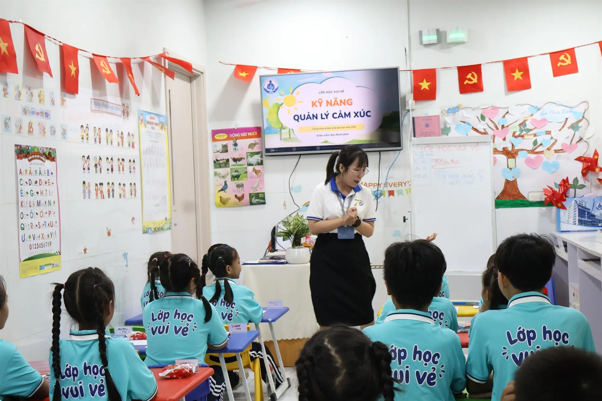 Giờ lên lớp của các em tại Lớp học vui vẻ - Ảnh: Kim Anh