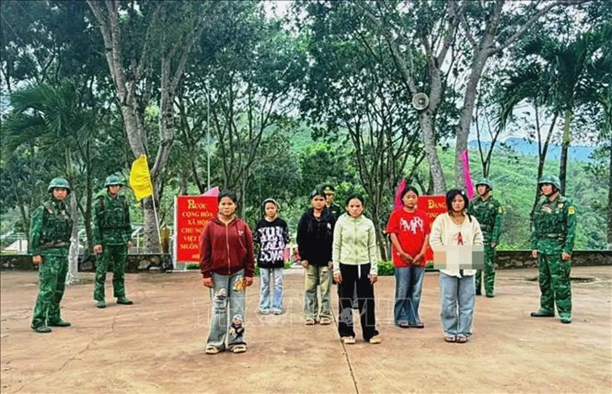 7 đối tượng người Lào nhập cảnh trái phép vào Việt Nam bị phát hiện tại nhà ở của đối tượng Hồ Văn Nghèo - Ảnh TTXVN phát