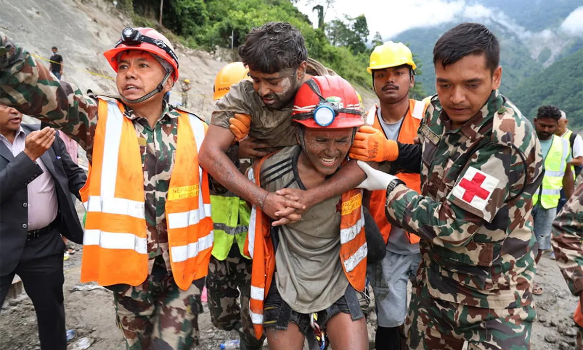 Nepal: Cứu 2 người sống sót sau 9 ngày mắc kẹt