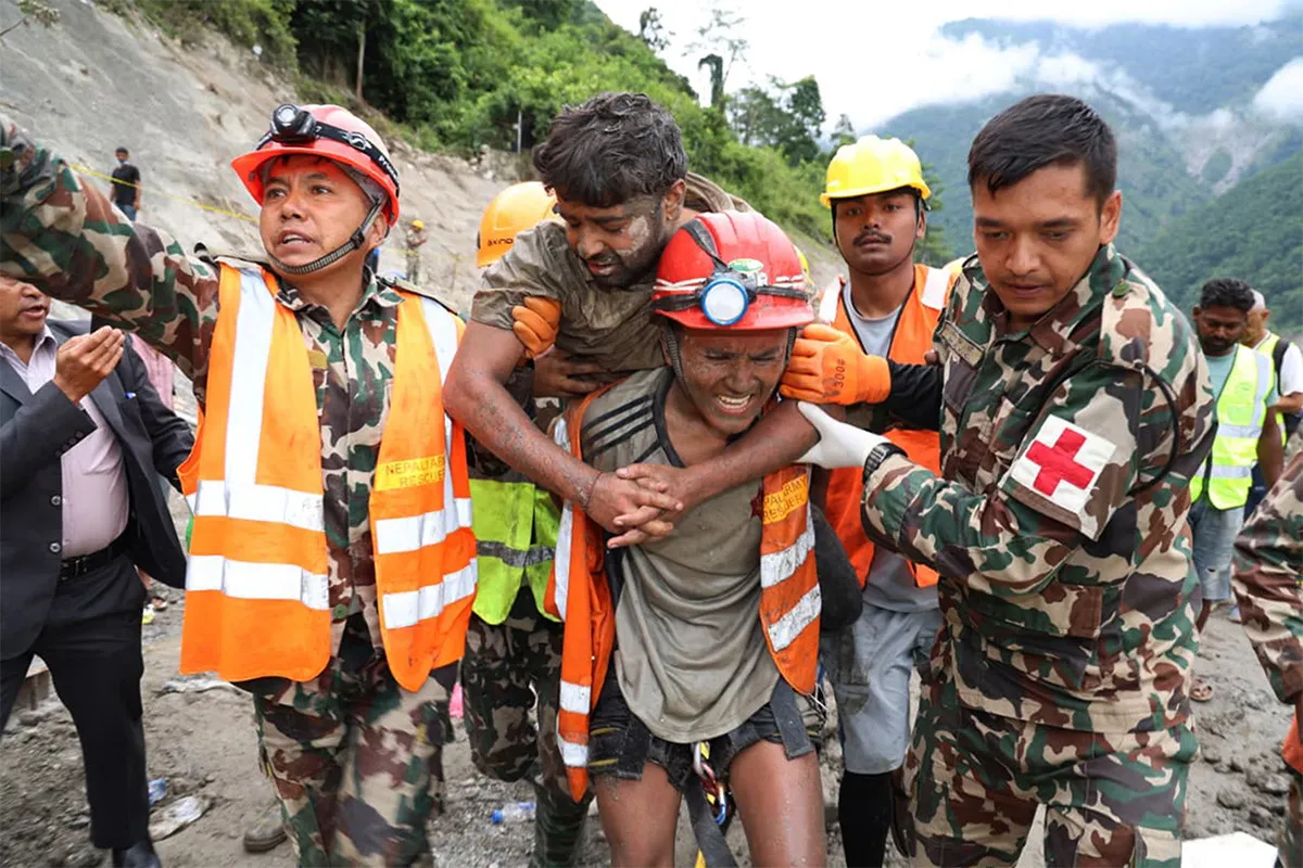 Anh Sanjay Shah được nhân viên cứu hộ cõng sau khi được cứu ra khỏi đường hầm thủy điện. Ảnh Quân đội Nepal